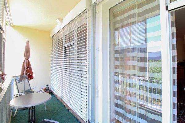 Balkon mit Sonnenschutz