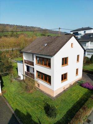 Drohnenfoto Südseite mit Balkonen und Garten.jpg