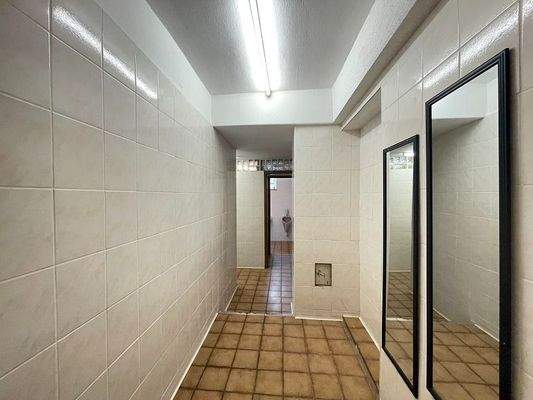 Flur zu den Toiletten