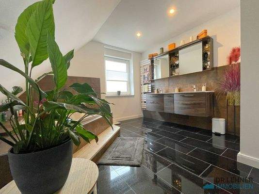 Dachgeschoss Wannenbad (2)