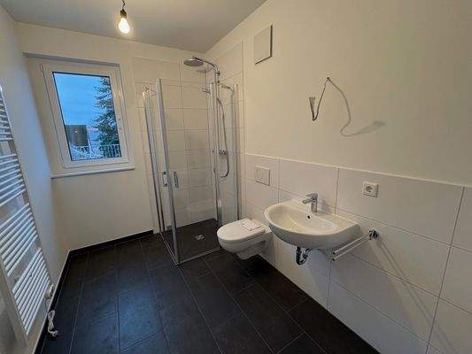 7_Bad mit Fenster.jpg