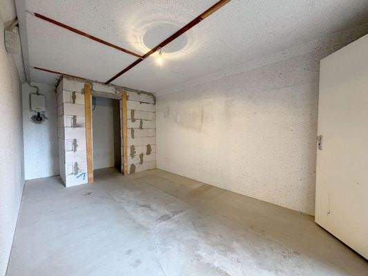 Keller mit Zugang zum kleinen Garten