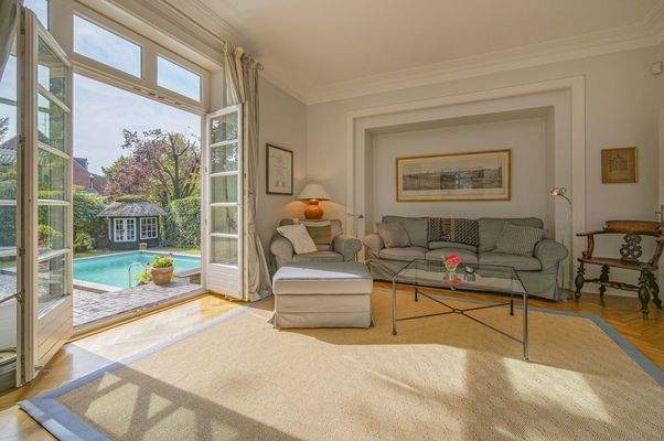 Wohnzimmer mit Gartenzugang