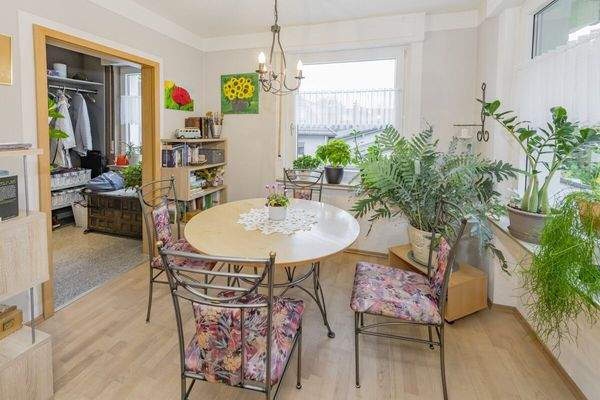 Essbereich mit Blick zur Eingangstür im EG 