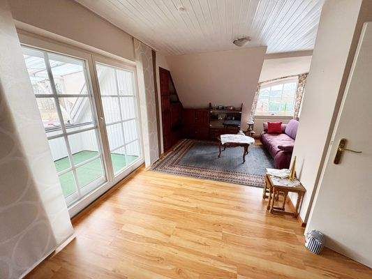 Wohnzimmer OG mit Zugang zur Loggia