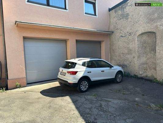 Doppelgarage mit elektrischen Toren