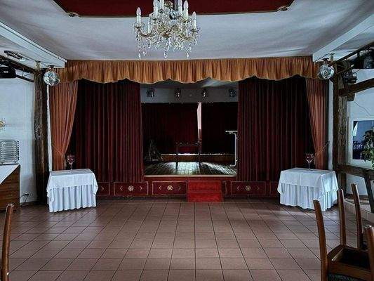 Gastrofläche Saal mit Bühne
