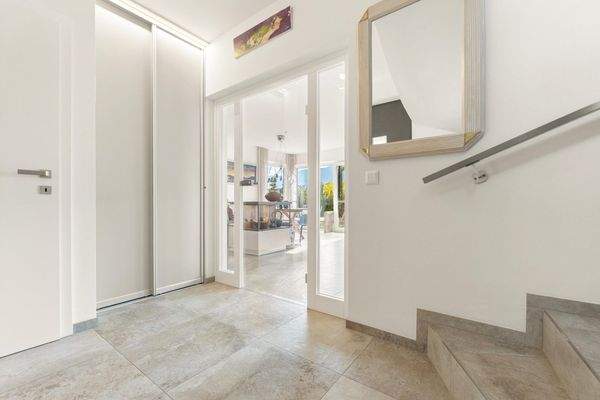 Diele mit Stiege in die Penthouseebene