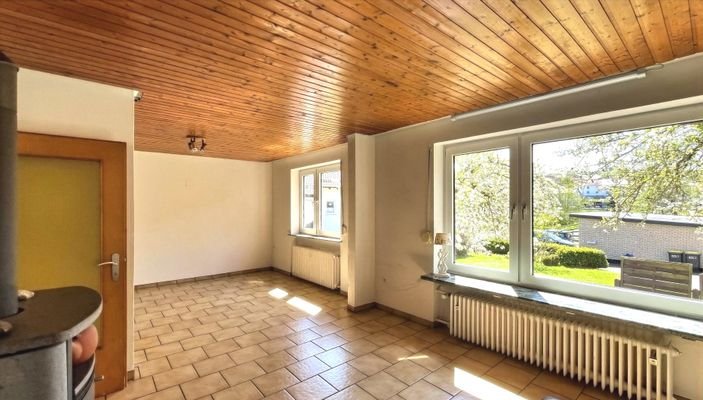 EG Wohn-/Esszimmer m. Holzofen