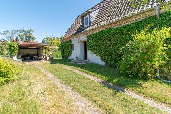 Auffahrt mit Carport