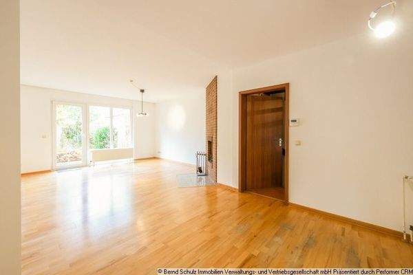 12 Wohnzimmer mit Tür zum Keller