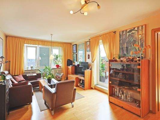 Wohnbereich mit Blick zum Balkon