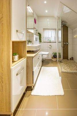 1. OG: Tageslichtbad mit bodenebener Dusche