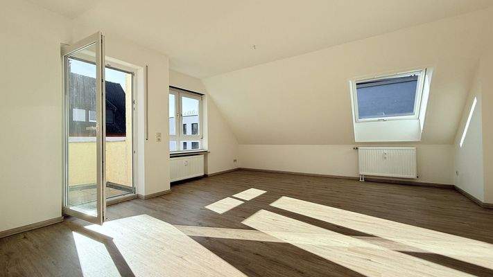 WohnenEssen mit Balkonzugang