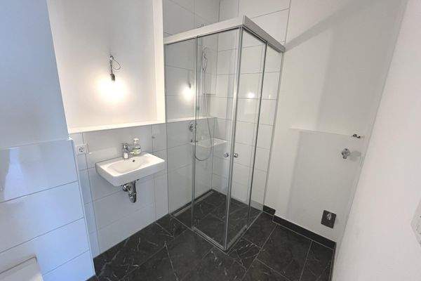 Dusch-Bad mit Gäste-WC (+ Anschluss Waschmaschine)