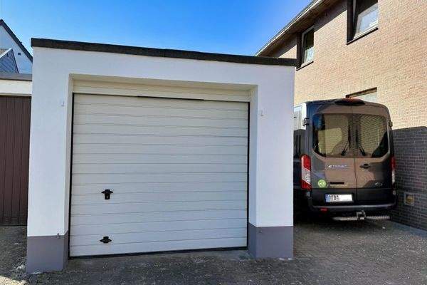 Optional zu erwerben: 2 Garagen mit Parkmöglichkeit davor