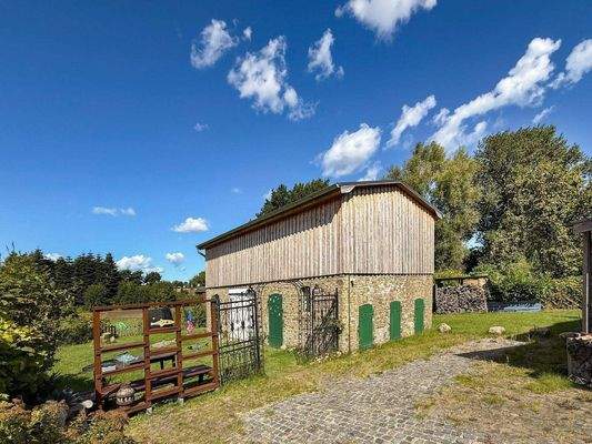 Ehemaliges Stallgebäude mit neuem Dach, Stellplatz