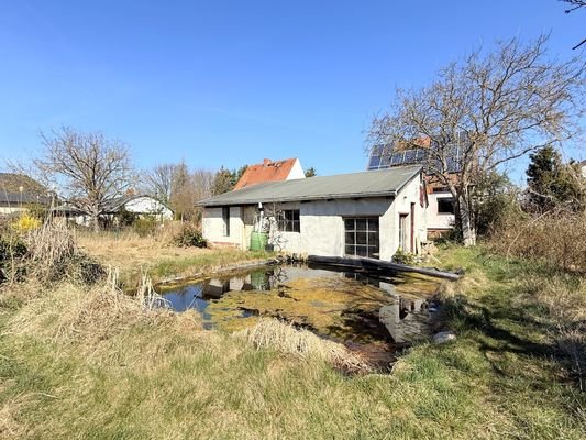 Nebengebäude mit angrenzendem Teich