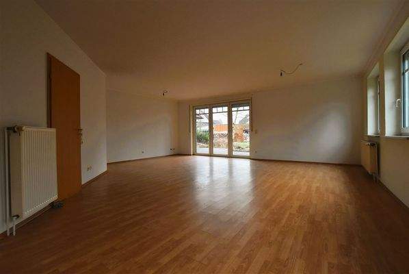 Wohnzimmer mit Blick auf die Terrasse