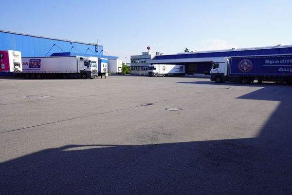 Außenansicht Blickrichtigung Halle 1 und Büro