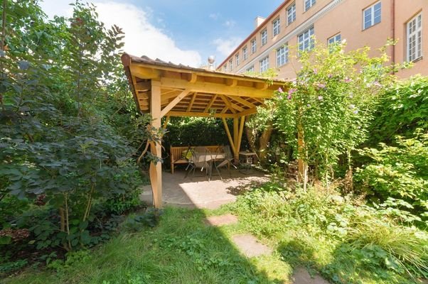 Gartenbereich mit überdachter Pergola