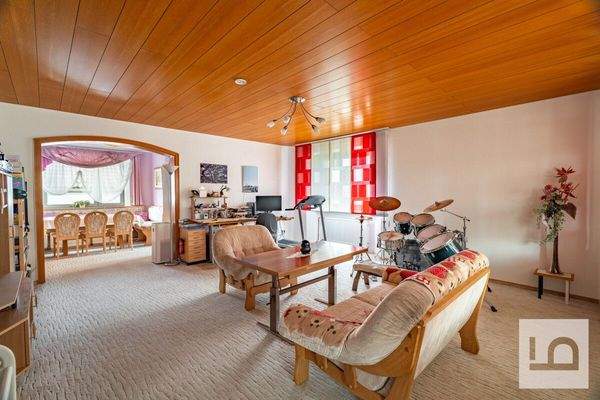 Wohnzimmer mit Blick zum Esszimmer