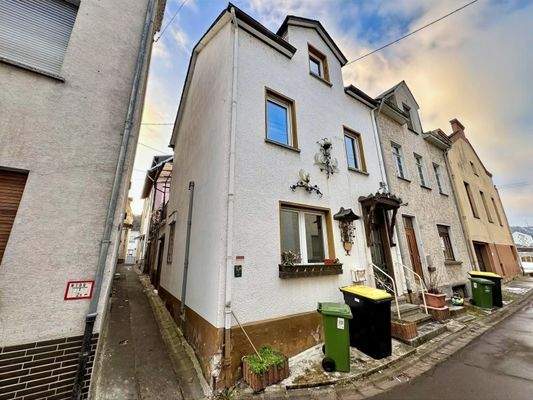 Frontansicht mit Gasse