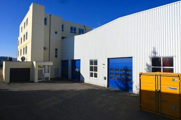 Bürogebäude mit Halle 1