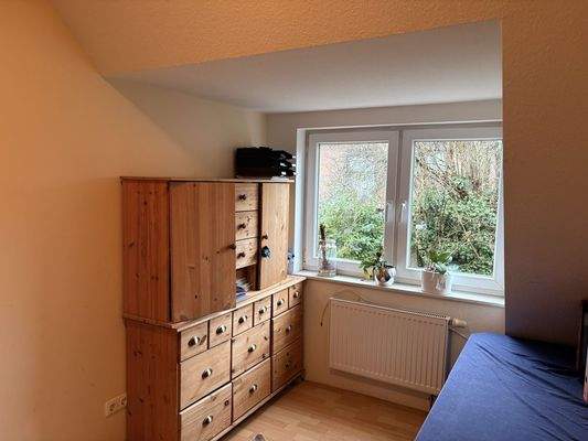 Zimmer im Obergeschoss mit großem Fenster