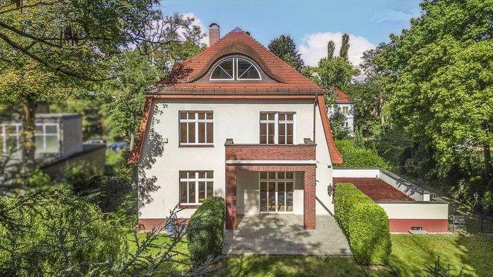 Hausrückseite mit Terrassen