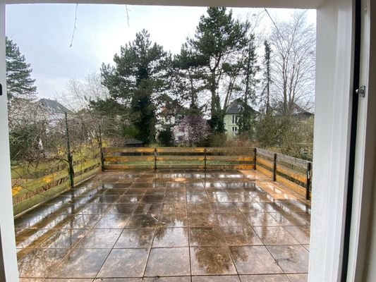 Blick von Wohnzimmer im EG auf die Terrasse.jpg