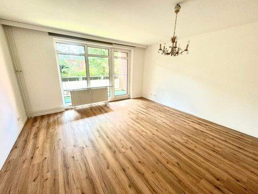 Wohnzimmer mit Balkon