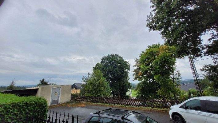 Zufahrt und Parkfläche