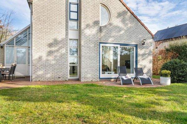 Blick Garten aufs Haus