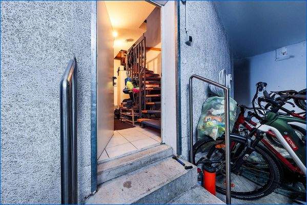 Zugang Haus von Garage