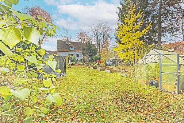 Blick auf Haus und Grundstück