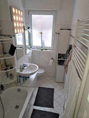 Wannenbad mit Fenster.jpg