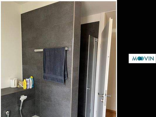 Ansicht II: Badezimmer mit Dusche und Wanne