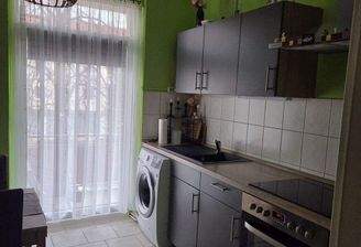 Küche mit Austritt zum Balkon
