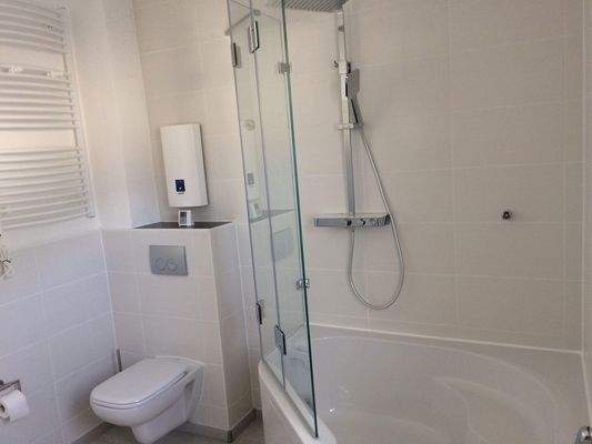 Bad: Handtuchheizkörper und WC