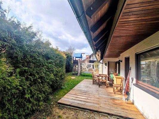 seitlicher Blick auf die Gartenterrasse