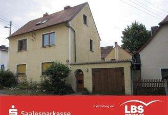 Hausansicht mit Grundstückszugang