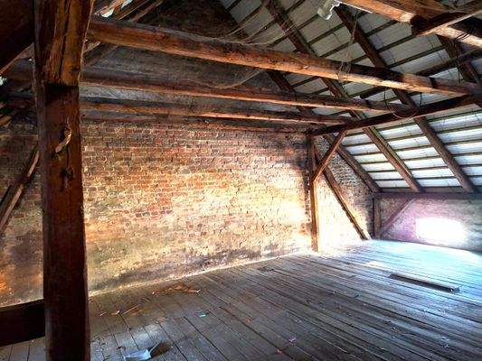 27 nichtausgebauter Dachraum.jpg