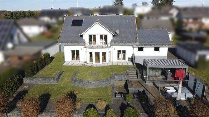 Rückseiten- und Gartenansicht