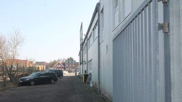 Rückansicht mit Parkmöglichkeiten