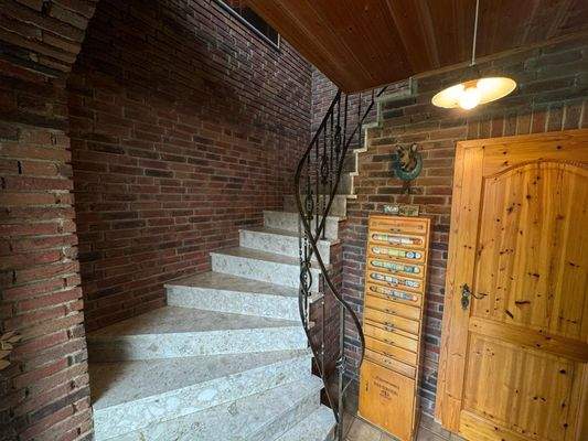 Treppenaufgang zur OG Wohnung