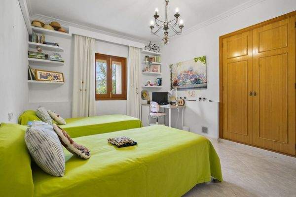 Schlafzimmer mit Einbauschrank