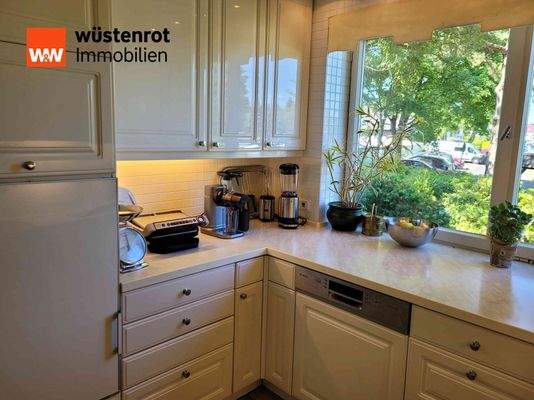 schöne Einbauküche mit großem Fenster