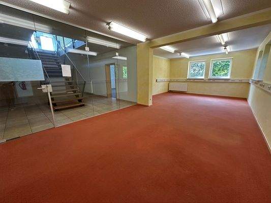 Weitere helle Büroräume im UG