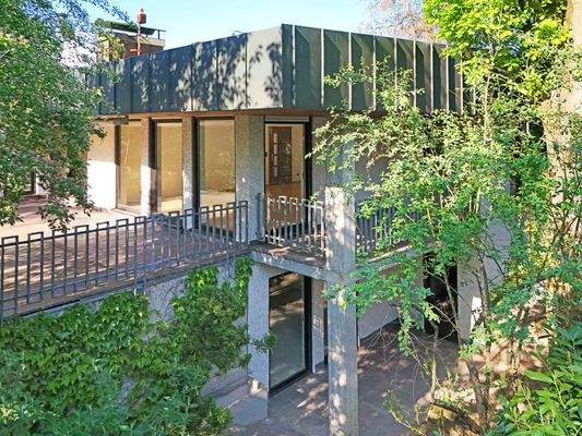 Architektonisch geschmackvoll ist der Balkon und die Terrasse zum Untergeschoss angelegt